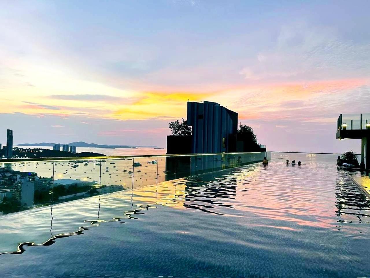 Appartamento The Base Deluxe Pattaya Esterno foto