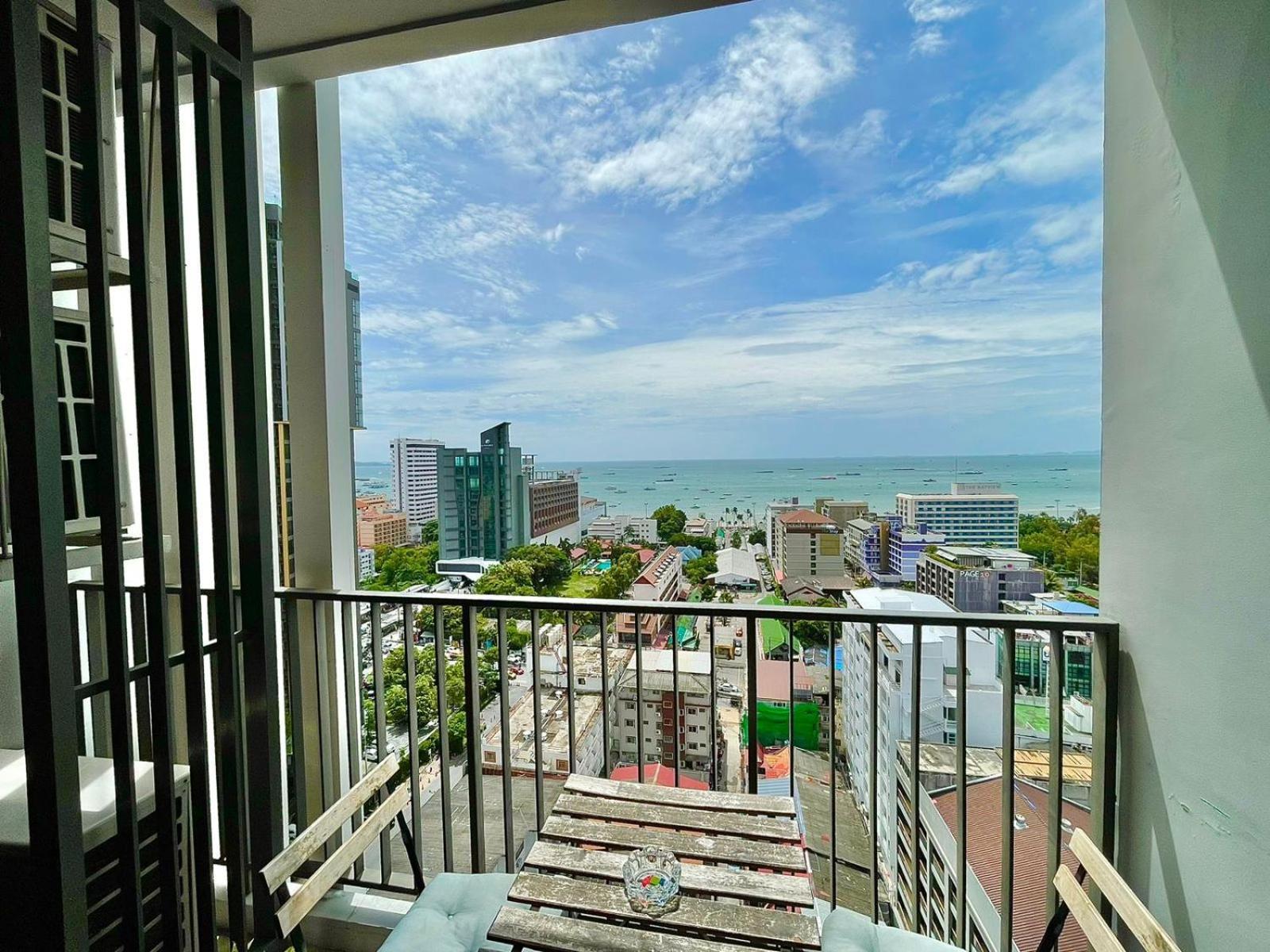 Appartamento The Base Deluxe Pattaya Esterno foto