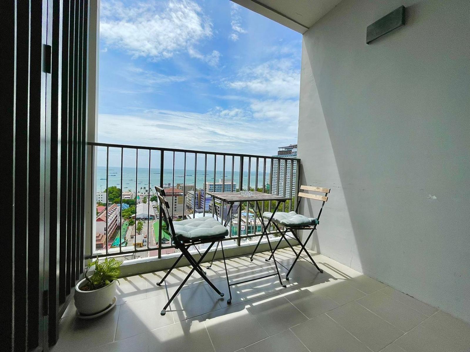 Appartamento The Base Deluxe Pattaya Esterno foto