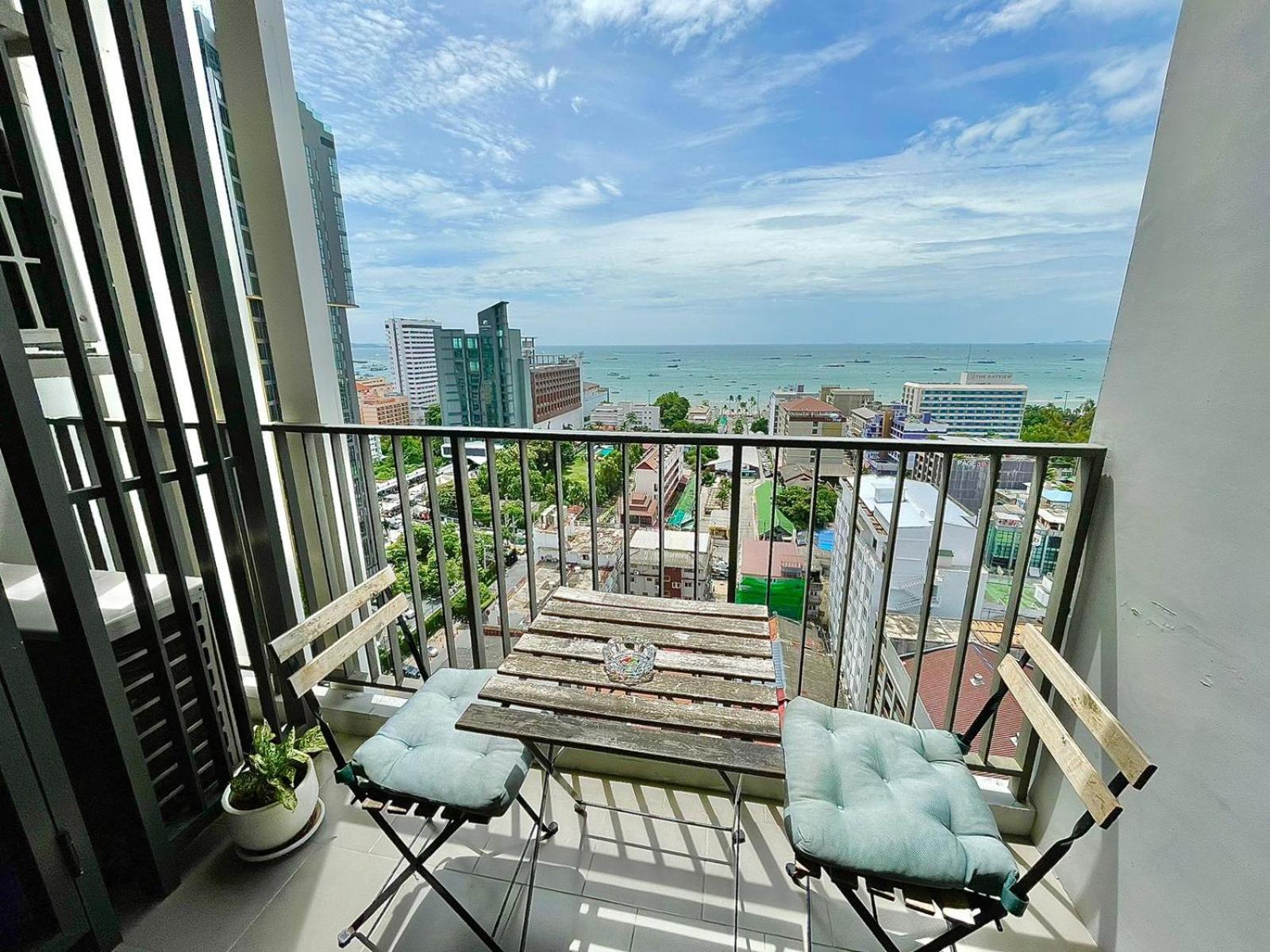 Appartamento The Base Deluxe Pattaya Esterno foto