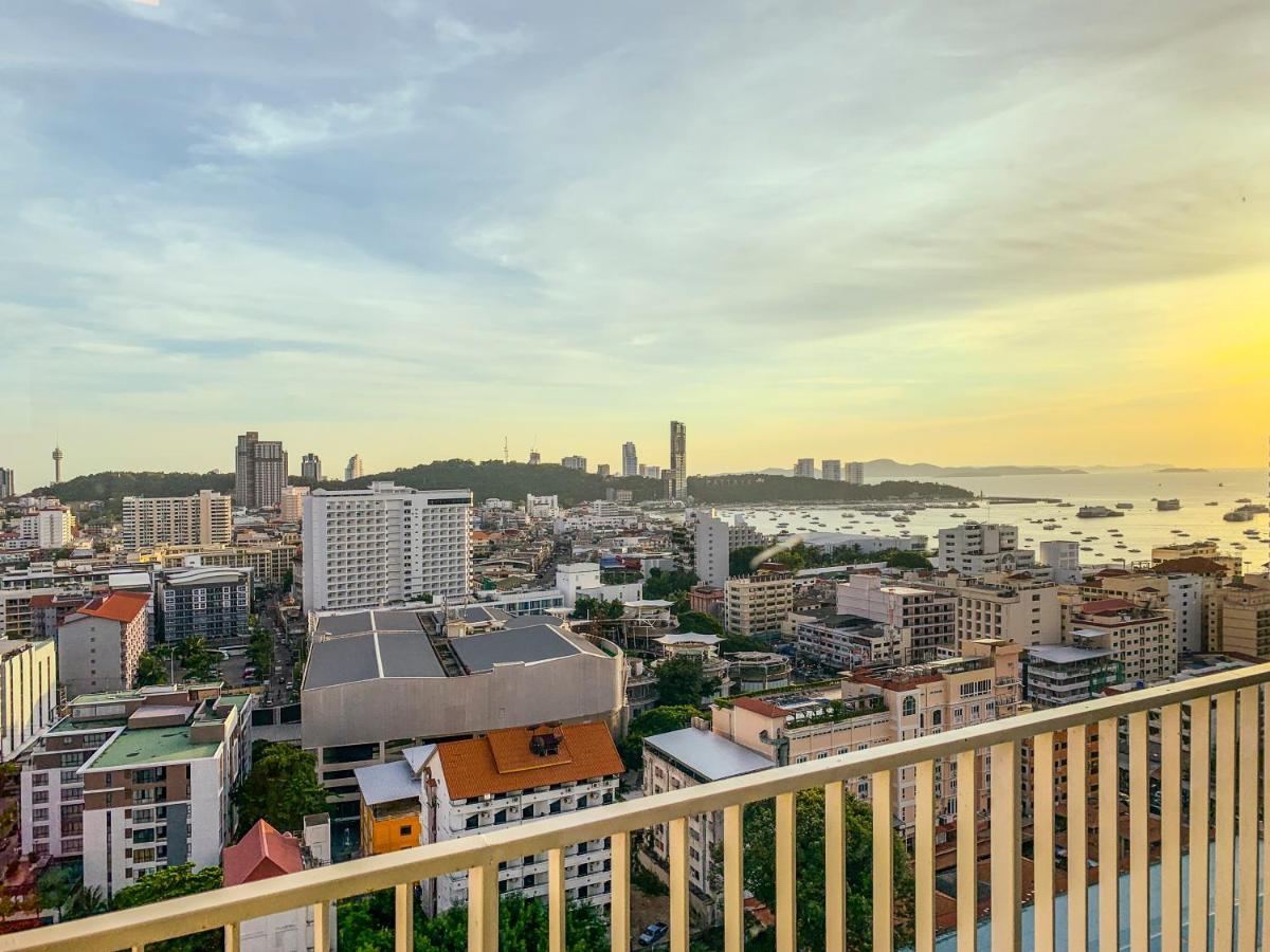 Appartamento The Base Deluxe Pattaya Esterno foto