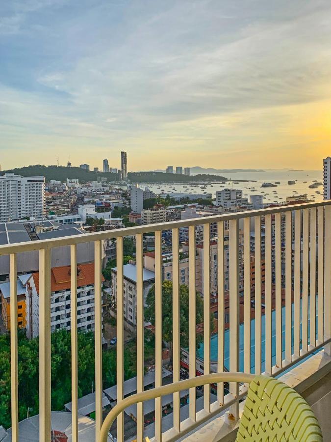 Appartamento The Base Deluxe Pattaya Esterno foto
